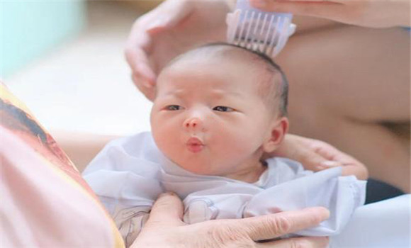 婴儿满月剃胎发的仪俗